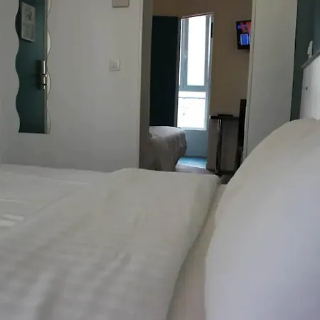 Royal Wagram Hotel 2*