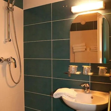 Royal Wagram Hotel 2*