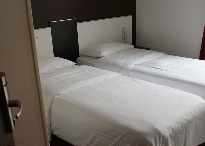 ロワイヤル ワグラム 2* パリ